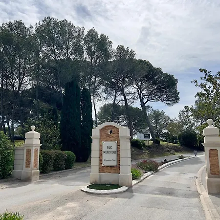4 Personnes Dans Golf De Valescure 2